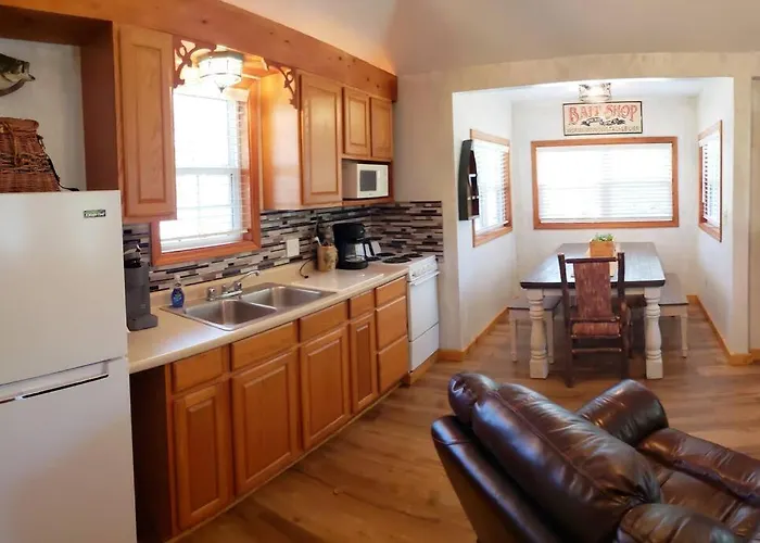 Lakeside Retreat - Romantic Cabin - Resort Pool, Dock, Fire Pit!