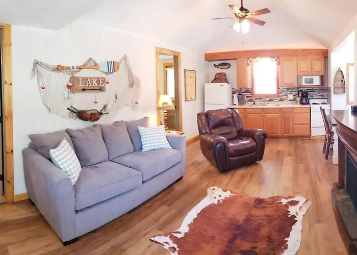 Lakeside Retreat - Romantic Cabin - Resort Pool, Dock, Fire Pit!