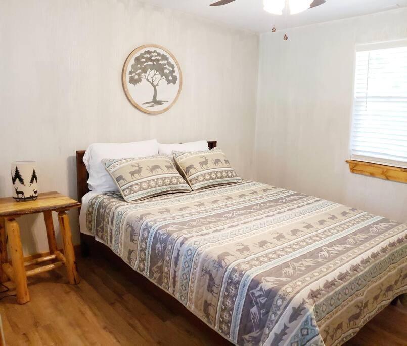 Ferienhaus Lakeside Retreat - Romantic - Pool, Dock, Fire Pit!