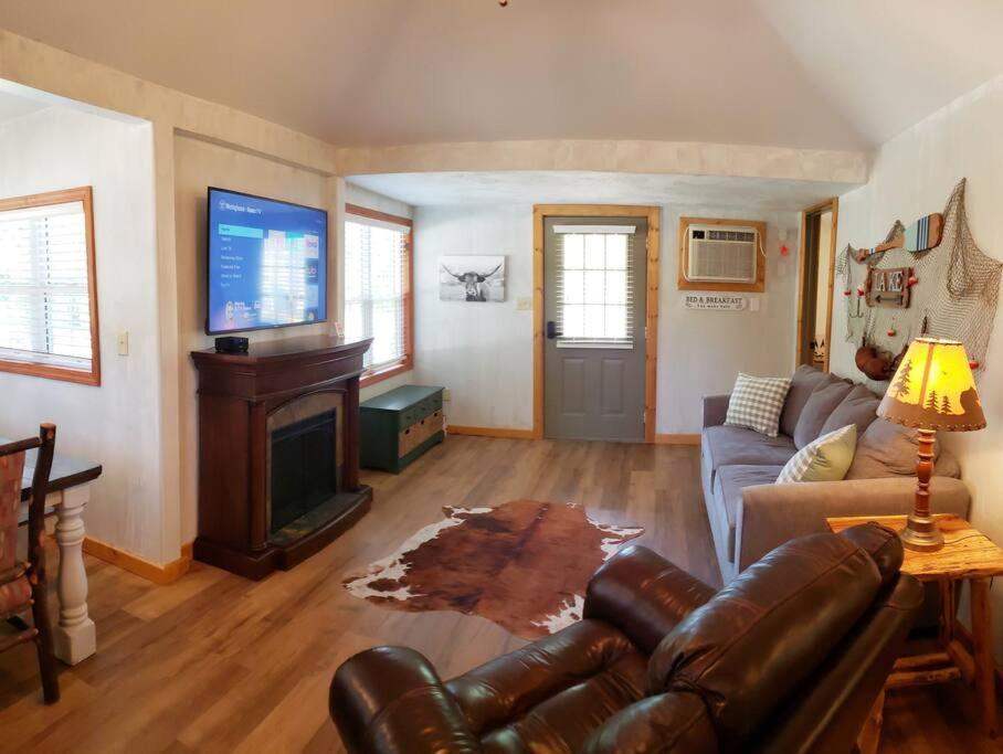 Lakeside Retreat - Romantic - Pool, Dock, Fire Pit! Forsyth