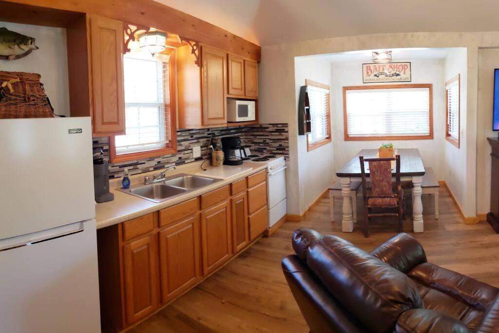 Lakeside Retreat - Romantic - Pool, Dock, Fire Pit! Ferienhaus *