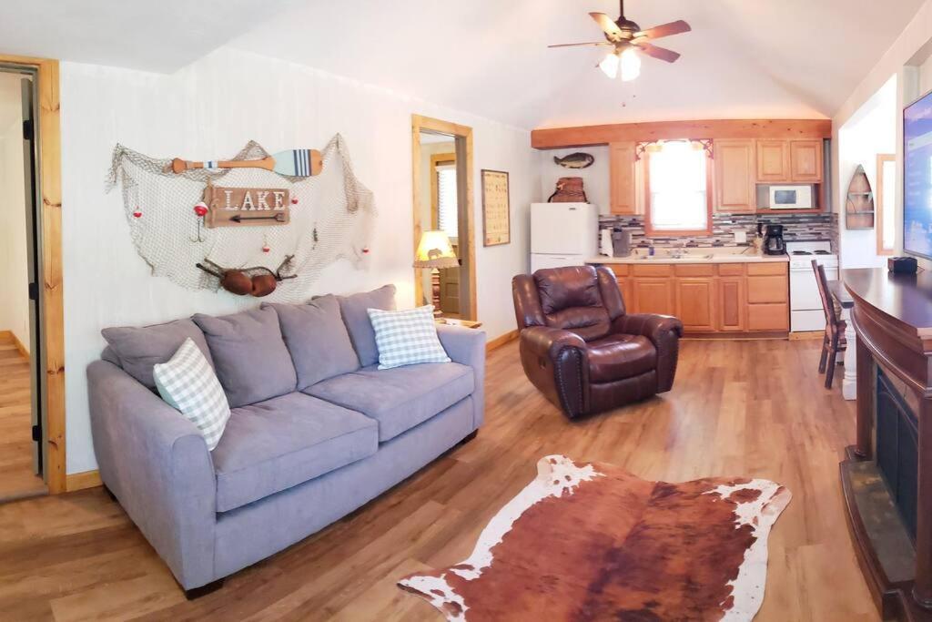 Lakeside Retreat - Romantic - Pool, Dock, Fire Pit! Forsyth